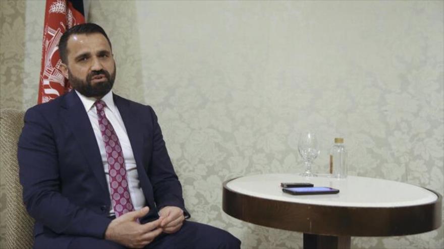 El vicecanciller afgano, Mirwais Nab, habla en una entrevista con la agencia iraní de noticias IRNA, en Teherán, 16 de noviembre de 2020.