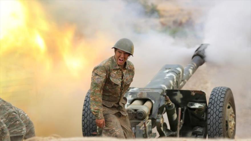 Un soldado armenio dispara una pieza de artillería contra las fuerzas de Azerbaiyán en la región de Nagorno Karabaj, 29 de septiembre de 2020. (Foto: Reuters)