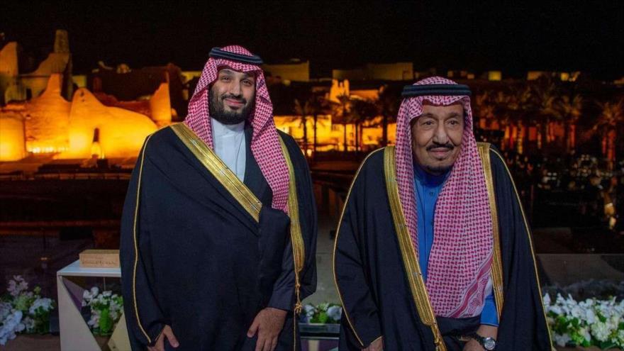 El rey saudí Salman bin Abdulaziz Al Saud y su hijo Muhamad bin Salman en un evento en Riad, la capital.