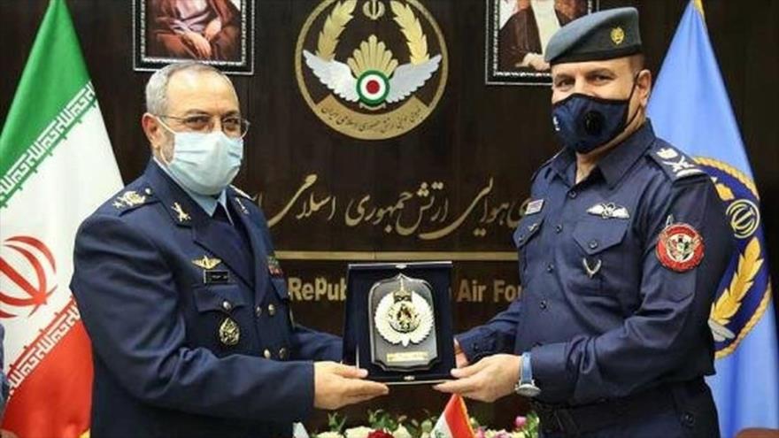 El comandante de la Fuerza Aérea de Irán, el general de brigada Aziz Nasirzade (izq.), y su par iraquí, Teherán, 17 de noviembre de 2020.