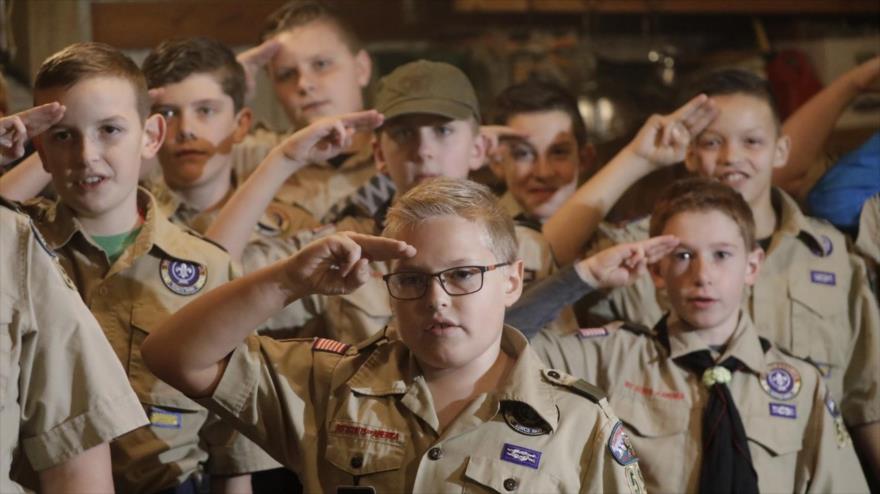 Una tropa de ‘boy scouts’ saluda durante una reunión, Kaysville, Utah, 12 de diciembre de 2019.