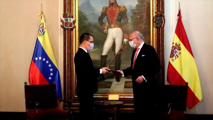 El canciller venezolano, Jorge Arreaza (izq.), y el encargado de negocios de España en Venezuela, Juan Fernández Trigo. 17 de noviembre de 2020.