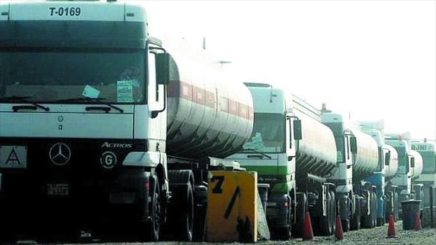Un convoy de camiones cisterna de EE.UU., cargados con petróleo robado sirio, en Al-Hasaka.