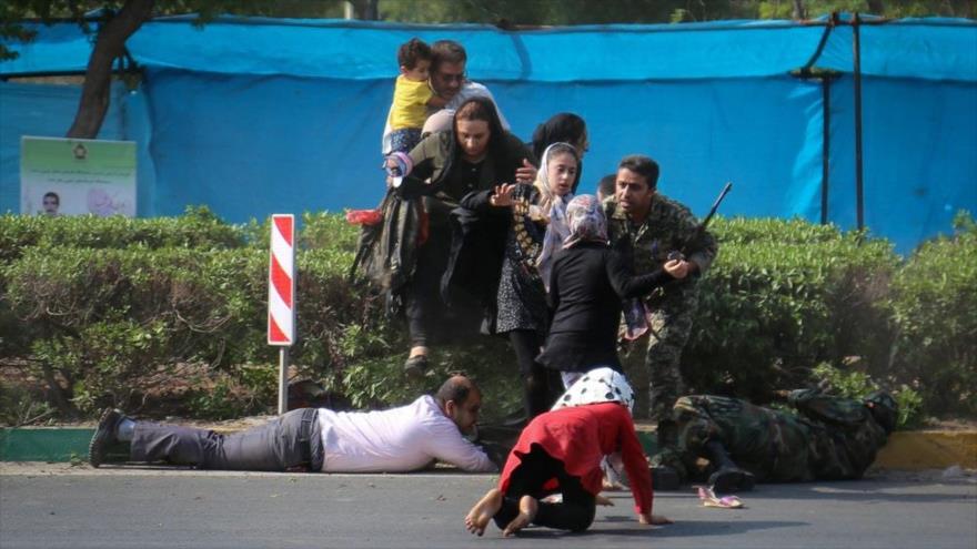 Un militar iraní ayuda a la gente en un ataque terrorista en la ciudad de Ahvaz, 22 de septiembre de 2020. (Foto: Mehr)