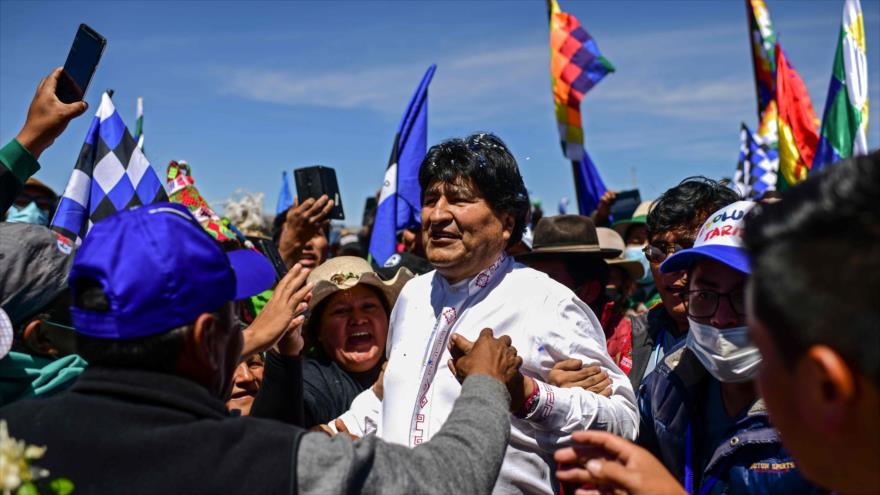 El expresidente de Bolivia, Evo Morales, rodeado por simpatizantes luego de su regreso de Argentina, 10 de noviembre de 2020. (Foto: AFP)