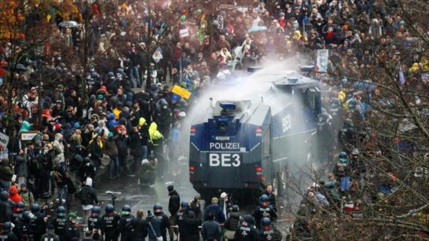 Policía alemana dispersa manifestación “antimascarillas” en Berlín