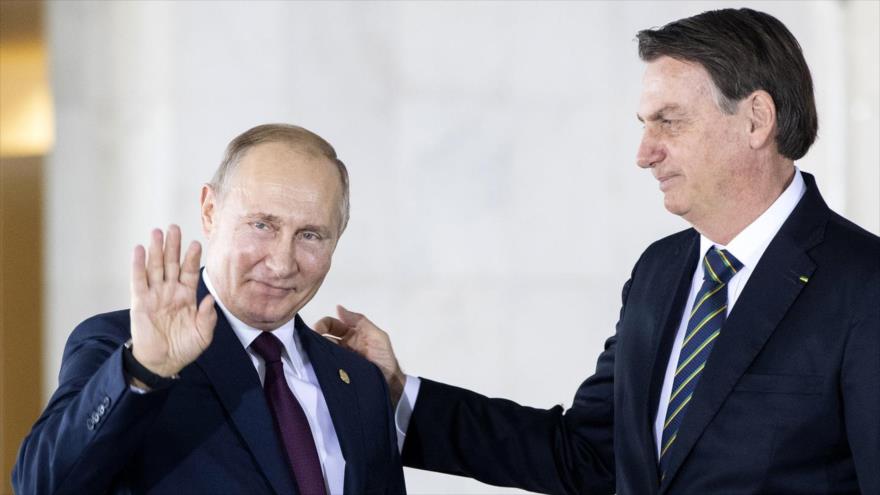 El presidente de Rusia, Vladimir Putin (izq.), junto a su par de Brasil, Jair Bolsonaro, en una cumbre del BRICS en Brasilia, Brasil, 14 de noviembre de 2019. (Foto: AFP)