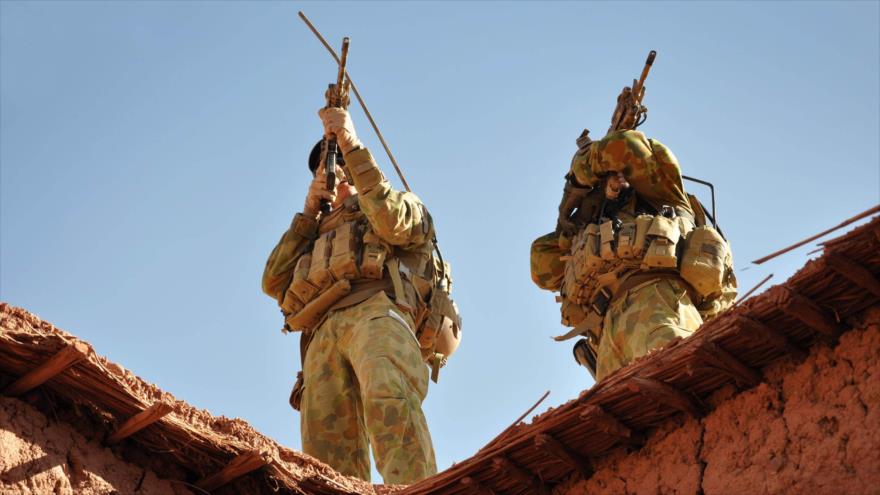 Fuerzas especiales australianas monitorean una zona montañosa durante una operación en el sur de Afganistán.