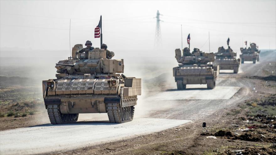 Un convoy de EE.UU. patrulla cerca de la aldea de Tal Alo, en la región de Al-Yarubia, sita en la provincia siria de Al-Hasaka, 18 de noviembre de 2020. (Foto: AFP)
