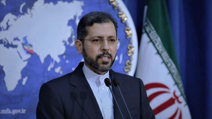 El portavoz del Ministerio de Asuntos Exteriores de Irán, Said Jatibzade, habla en una rueda de prensa en Teherán, la capital.