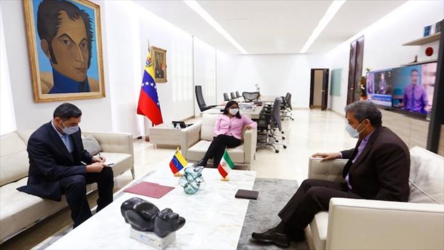 La vicepresidenta ejecutiva de Venezuela, Delcy Rodríguez, y el embajador de Irán, Hoyatolá Soltani, se reúnen en Caracas, 18 de noviembre de 2020.