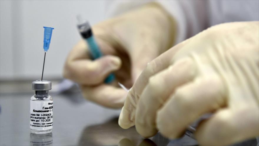 Una enfermera se prepara para inocular a un voluntario con la nueva vacuna rusa contra el nuevo coronavirus, 10 de septiembre de 2020. (Foto: AFP)