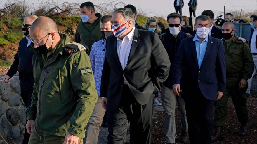 El secretario de Estado de EE.UU., Mike Pompeo (c) en los altos del Golán sirios anexados por Israel, 19 de noviembre de 2020. (Foto: AFP)