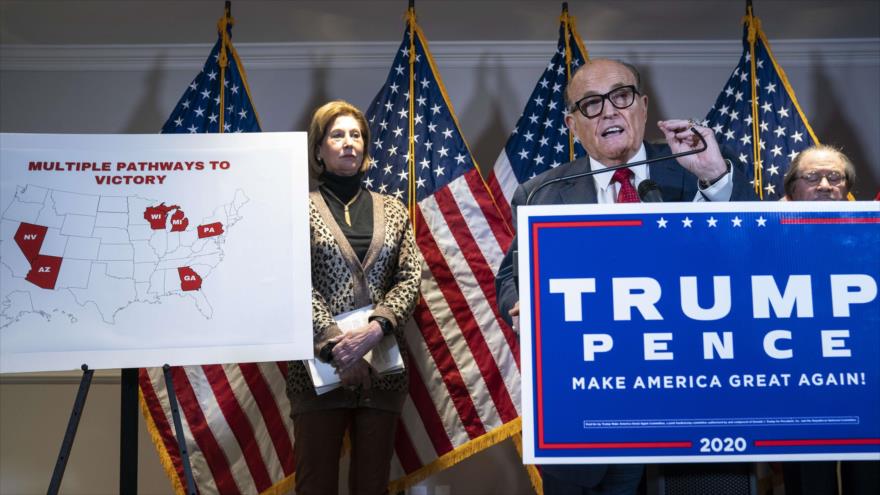 El abogado de Trump, Rudy Giuliani, habla con la prensa sobre varias demandas electorales en Washington DC., 19 de noviembre de 2020. (Foto: AFP)