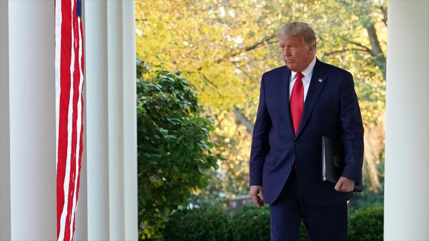 
El presidente saliente de EE.UU., Donald Trump, se dirige a los jardines de la Casa Blanca para dar una rueda de prensa, 13 de noviembre de 2020. (Foto: AFP)
