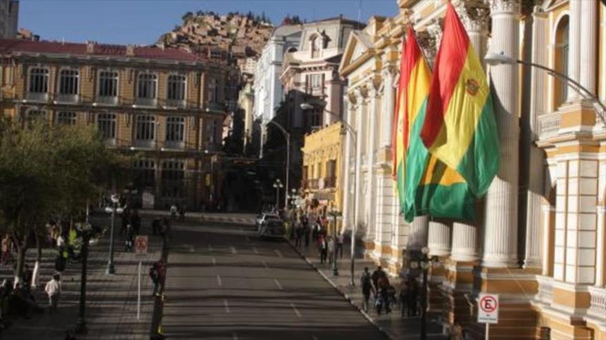 Banderas bolivianas en la fachada de la Cancillería del país andino en La Paz.
