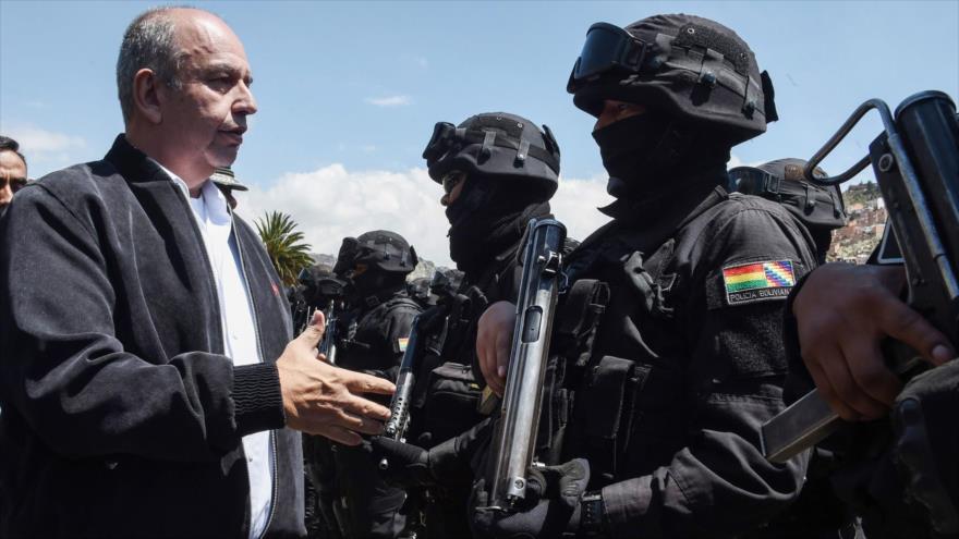 El ya exministro del gobierno de facto de Bolivia Arturo Murillo saluda a miembros del llamado Grupo Antiterrorismo (GAT), La Paz, 3 de diciembre de 2019. (Foto: AFP)