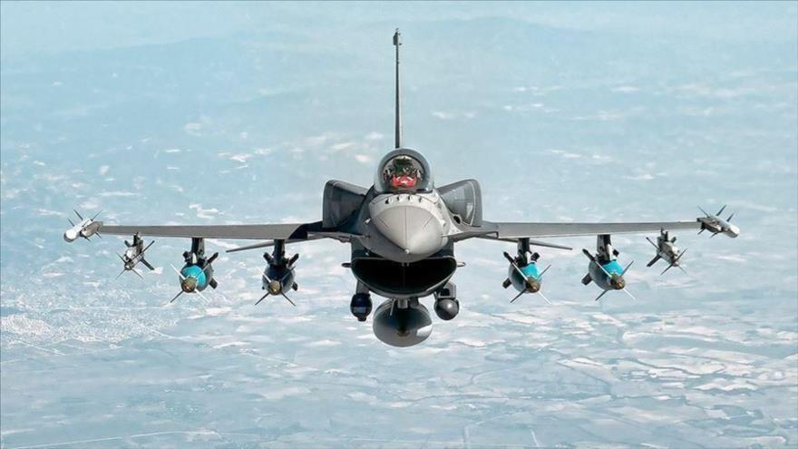 Un avión militar turco en pleno vuelo.