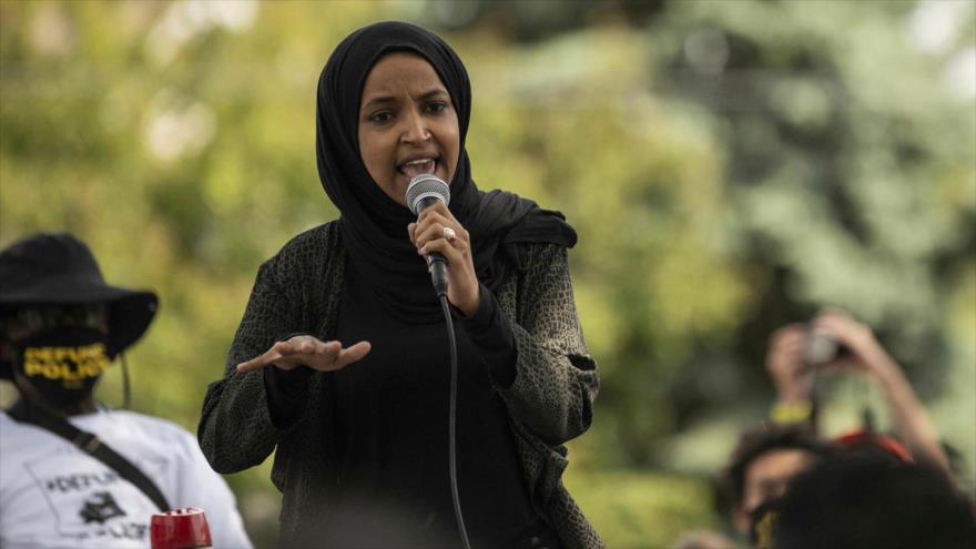 La congresista demócrata musulmana Ilhan Omar habla en una marcha en Mineápolis, Minesota, 6 de junio de 2020. (Foto: AFP)