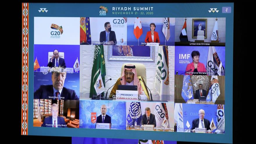 El rey saudí, Salman bin Abdulaziz Al Saud (Centro), durante la cumbre del G20 organizada por Riad a través de videoconferencia, 21 de noviembre de 2020. (Foto: AFP)