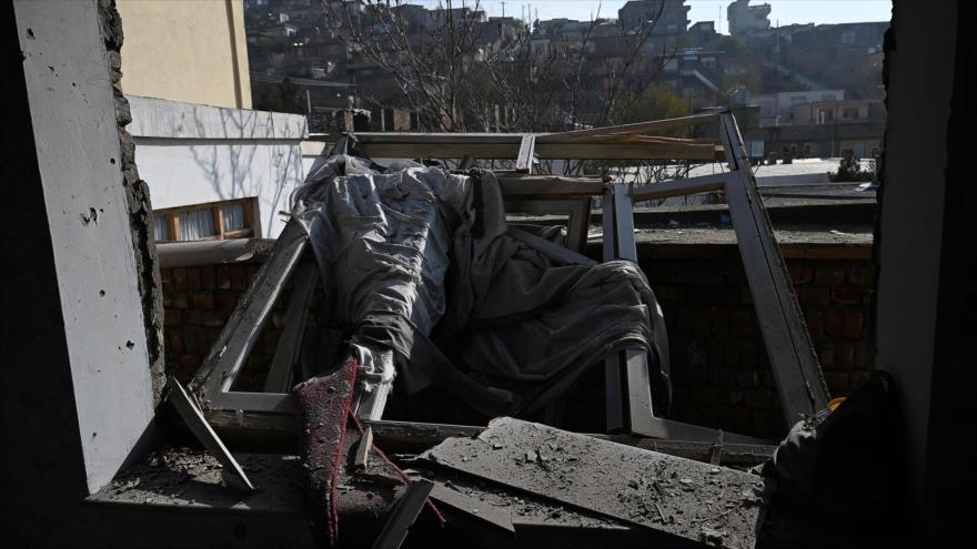 Una casa destruida en los ataque con cohetes del grupo terrorista Daesh en Kabul, 21 de noviembre de 2020. (Foto: AFP)