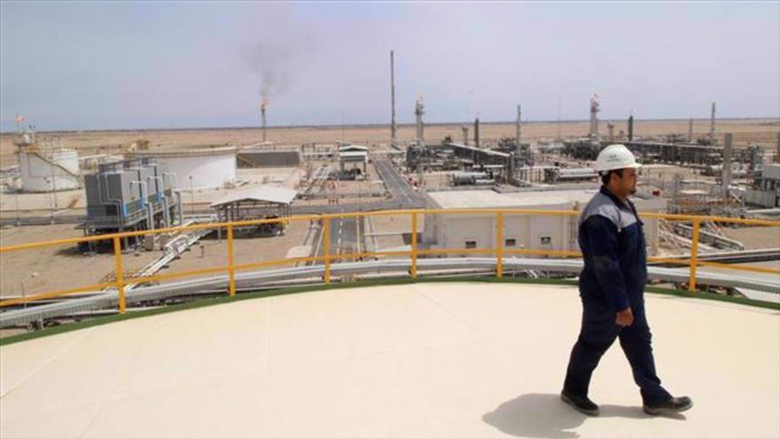 Un trabajador camina por el campo de gas de Siba, en Basora, Irak, 25 de abril de 2018 (Foto: Reuters).