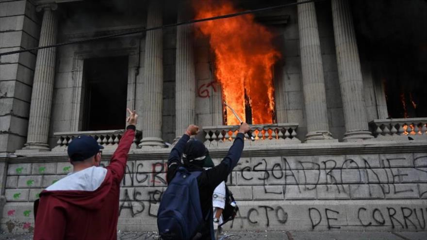 Vídeo: Toman Palacio Legislativo en Guatemala y le prenden fuego