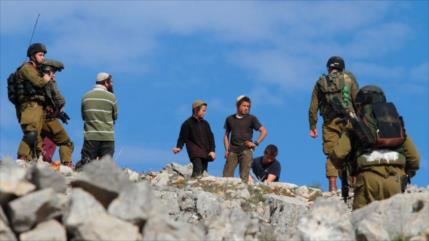 Fotos: Colonos apoyados por soldados israelíes asaltan aldea palestina