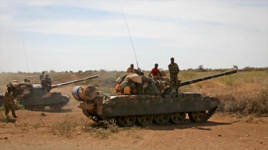 Tanques del Ejército de Etiopía en posición de ataque cerca de la frontera con Somalia, 29 de febrero de 2012. (Foto: AP)