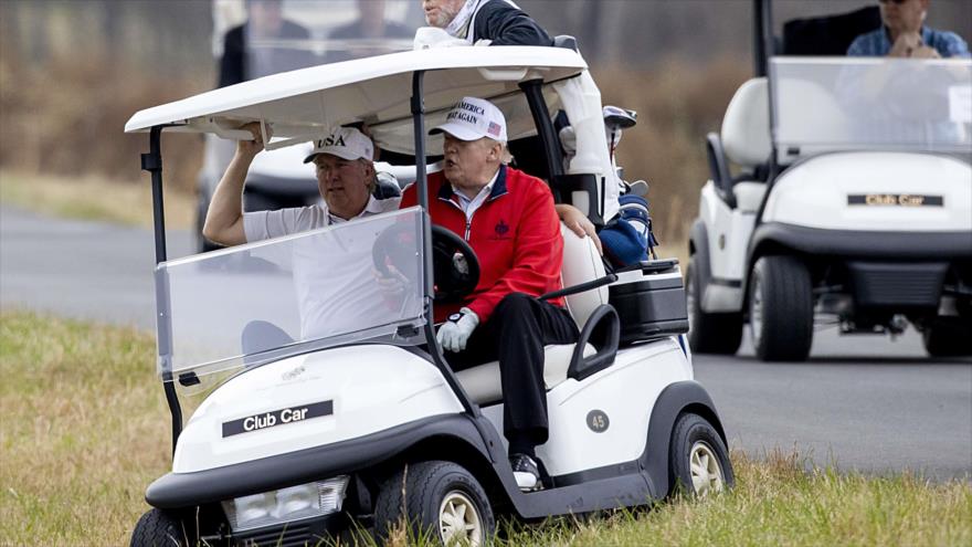 El presidente saliente de EE.UU., Donald Trump, en su club privado de golf en el estado nororiental de Virginia, 21 de noviembre de 2020. (Foto: AFP)