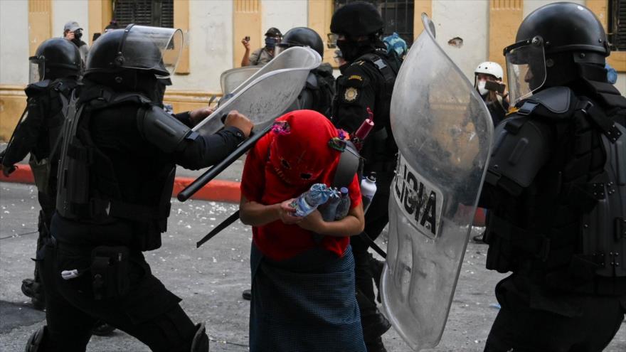La policía guatemalteca ataca a un manifestante en una protesta contra el presidente, Alejandro Giammattei, el 21 de noviembre de 2020. (Foto: AFP)