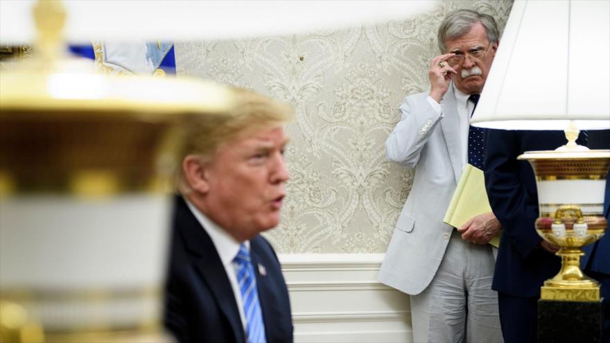 John Bolton, exasesor de Seguridad Nacional, mira de reojo al presidente de EE.UU., Donald Trump, en el Despacho Oval, el 2 de julio de 2018.