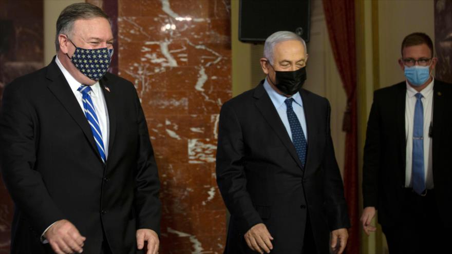 El premier israelí, Benjamín Netanyahu (centro), y el secretario de Estado de EE.UU., Mike Pompeo (izq.), en Al-Quds, 19 de noviembre de 2020. (Foto: AFP)