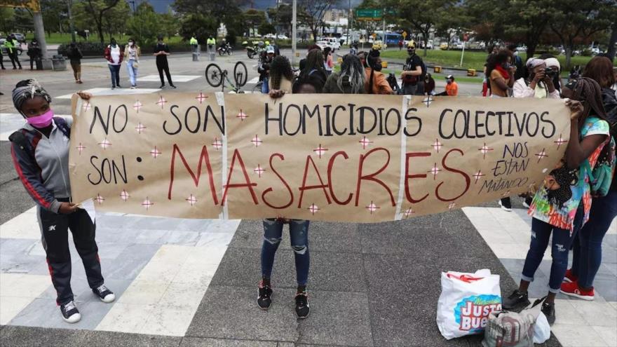 Un grupo de manifestantes denuncia masacres en Colombia frente a la Fiscalía en Bogotá, la capital, 28 de agosto de 2020, (Foto: EFE)