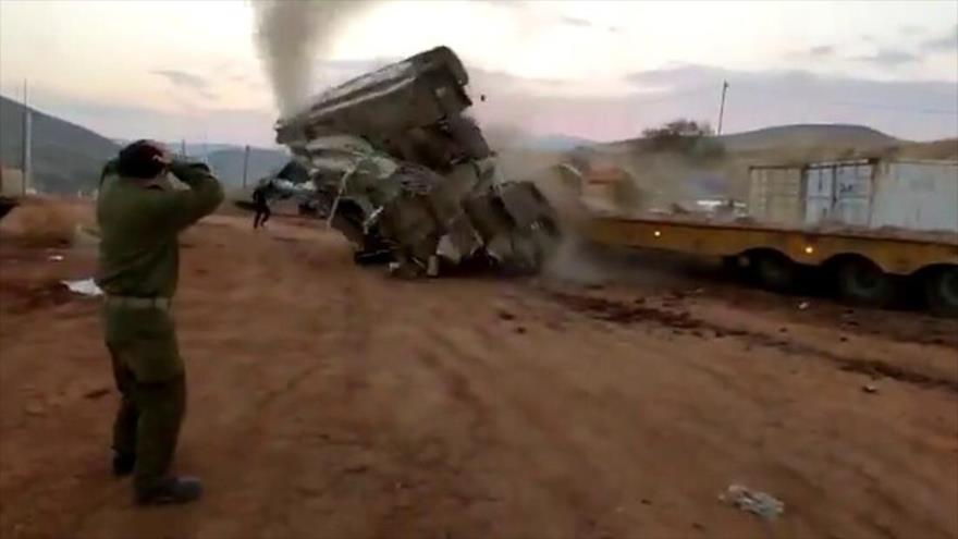 Vean cómo un tanque israelí vuelca durante una maniobra militar
