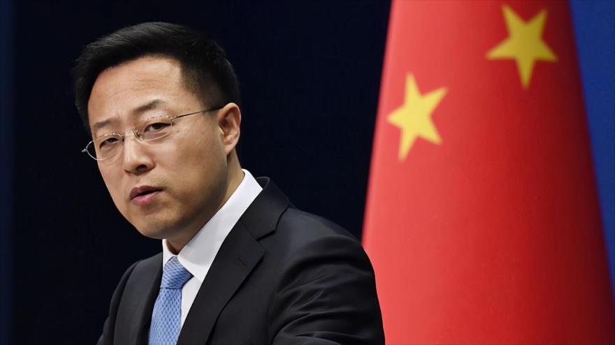 El portavoz de la Cancillería de China, Zhao Lijian, habla durante una rueda de prensa en Pekín, capital.