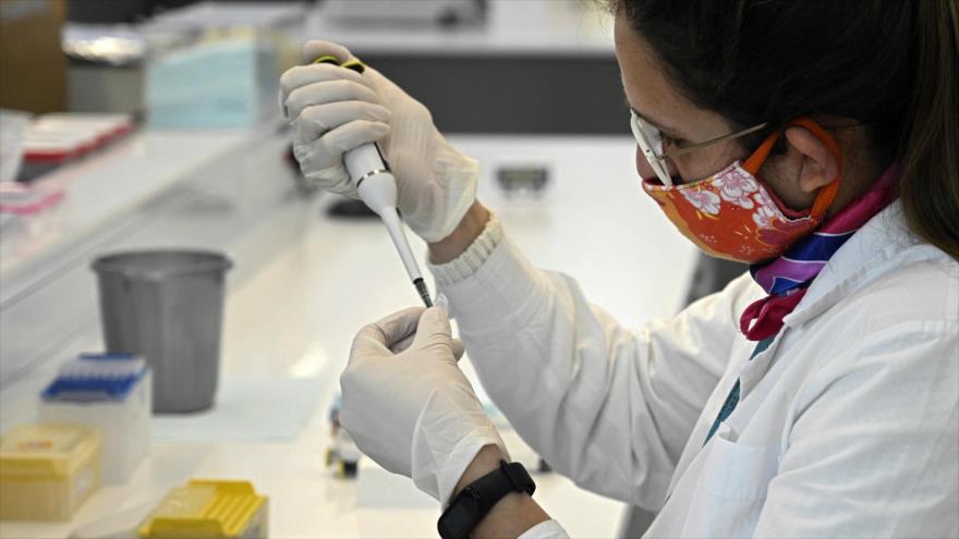 Una científica trabaja en un laboratorio de anticuerpos monoclonales biosimilares en la ciudad argentina de Garín, 14 de agosto de 2020. (Foto: AFP)