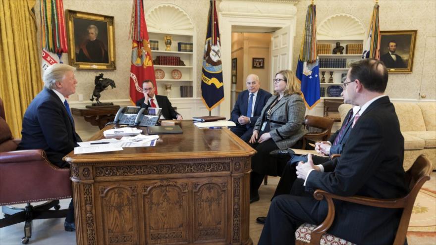 El presidente de EE.UU., Donald Trump, y la directora de la Administración General de Servicios, Emily Murphy, en una reunión en la Casa Blanca, enero de 2018. 