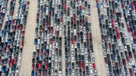 Miles de coches en fila para recibir comida gratis; otra cara de EEUU
