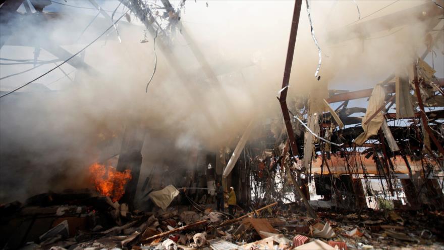 Los bomberos intentan extinguir el fuego desatado tras un bombardeo saudí en Saná, capital de Yemen. (Foto: Reuters)
