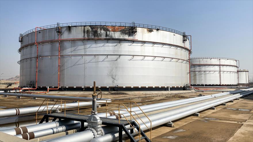 Un silo dañado en la instalación petrolera saudí Aramco en la ciudad de Yida tras el ataque misilístico del Ejército yemení, 24 de noviembre de 2020. (Foto: AFP)