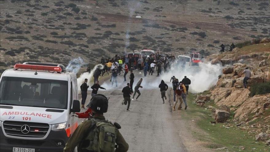 Vídeo: israelíes agreden ambulancia para sacar a palestino herido