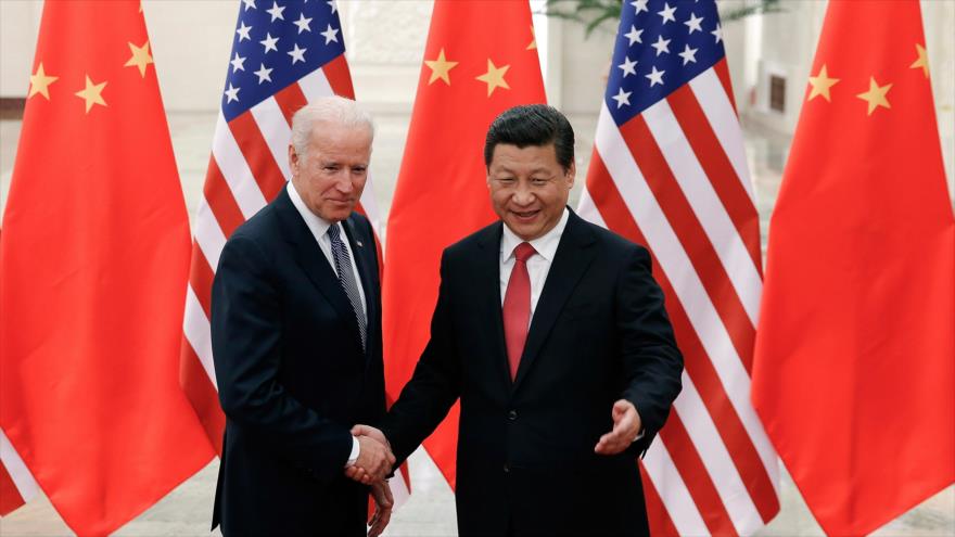 El presidente chino, Xi Jinping (dcha.), y el presidente electo de EE.UU., Joe Biden, en una reunión en Pekín, 4 de diciembre de 2013.