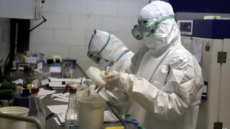 Dos especialistas analizan muestras de sangre en un laboratorio en Ahvaz, suroeste de Irán, 10 de marzo de 2020. (Foto: AP)