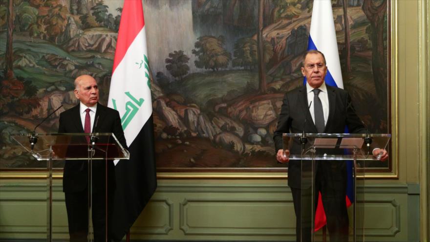 El canciller ruso Serguéi Lavrov (dcha.) y su par iraquí, Foad Hosein, en una rueda de prensa celebrada en Moscú, capital rusa, 25 de noviembre de 2020. (Foto: AFP)