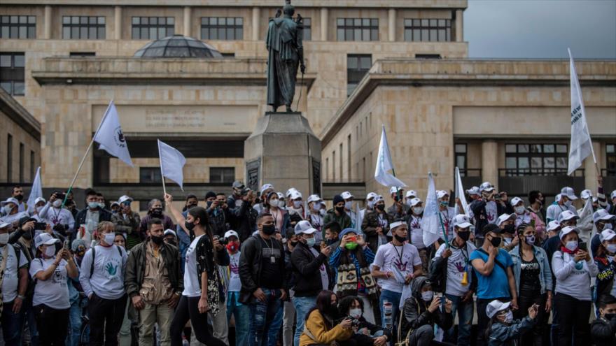 Una manifestación exigiendo que se respeten los acuerdos de paz, en la plaza Bolívar de Bogotá (Colombia), 3 de noviembre de 2020. (Foto: AFP)