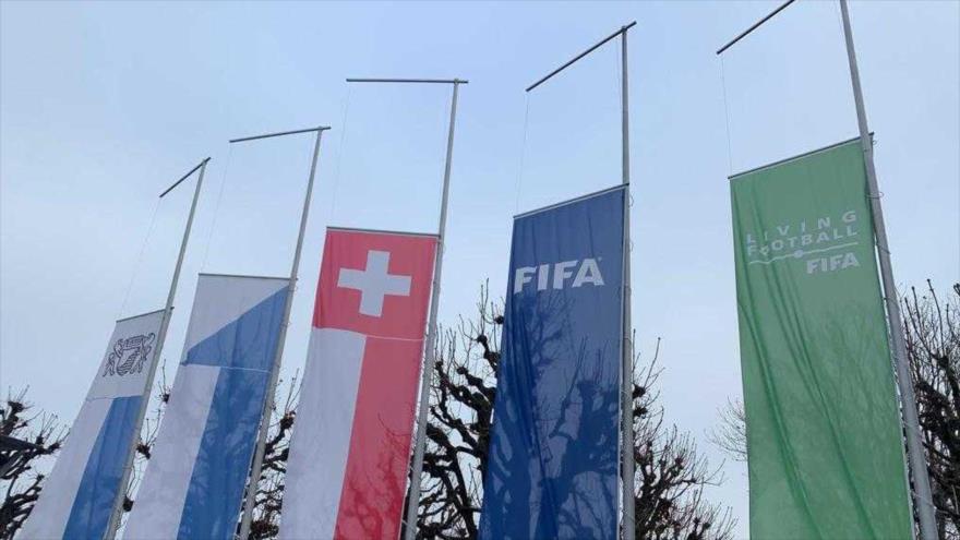 La FIFA expresa condolencias al mundo deportivo, poniendo a media asta las banderas frente a su sede en Zúrich, Suiza, por la muerte de Diego Maradona.