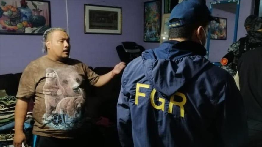 Miembros de la Fiscalía General de la República (FGR) de El Salvador realiza un allanamiento de una vivienda como parte de un operativo contra pandillas.