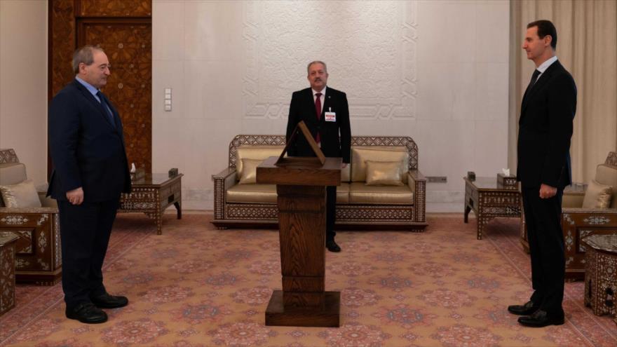 Faisal al-Miqdad (izda.) juramenta como nuevo canciller sirio ante el presidente Bashar al-Asad (dcha.), Damasco, 26 de noviembre de 2020. (Foto: SANA).