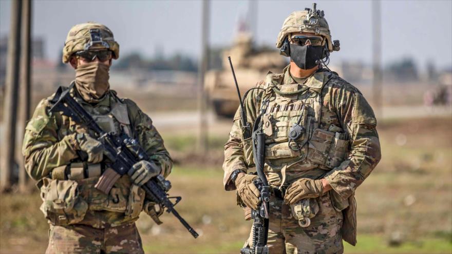 Soldados estadounidenses patrullan cerca de la aldea de Tal Alo, en la provincia de Al-Hasaka, en el noreste de Siria, 18 de noviembre de 2020. (Foto: AFP)